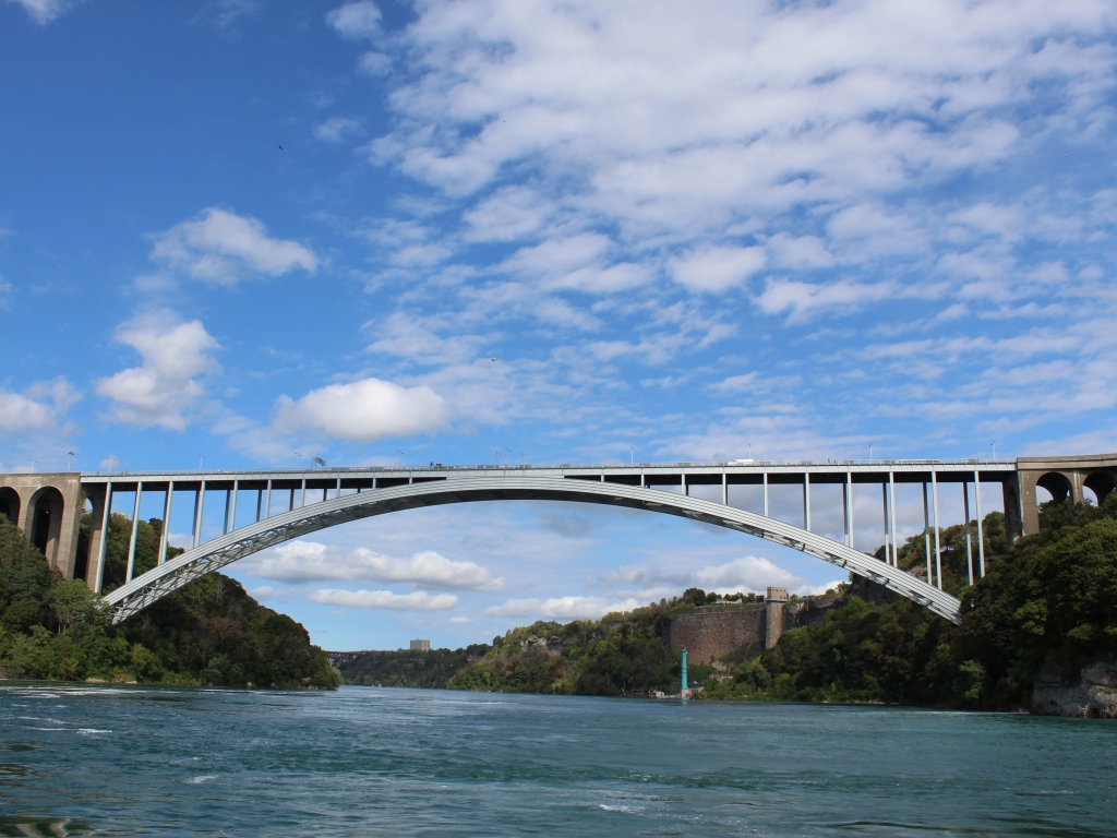 Мост через быструю реку Ниагара