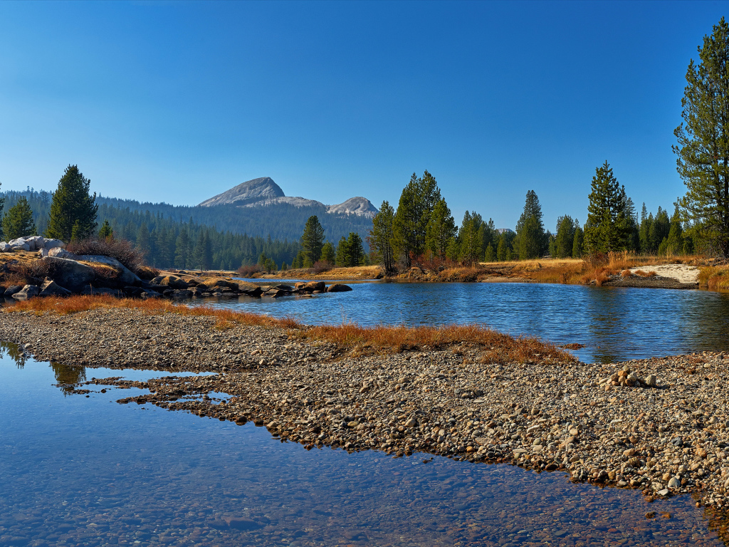 Переход на живописном озере в парке США