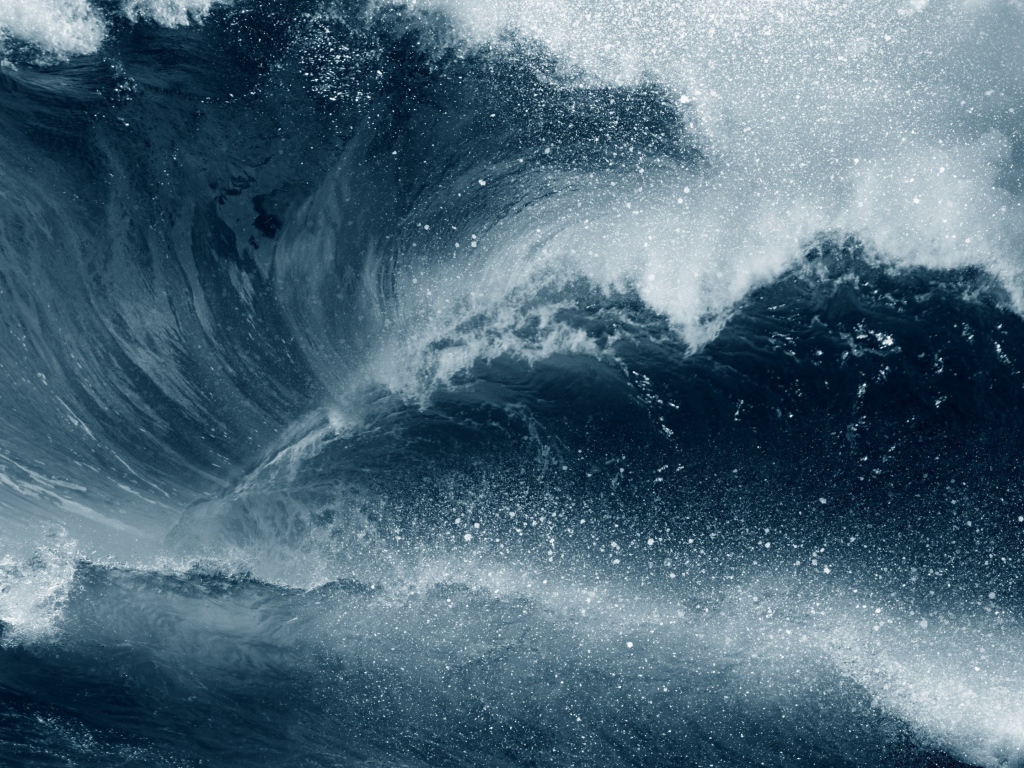 Высокая морская волна с белой пеной