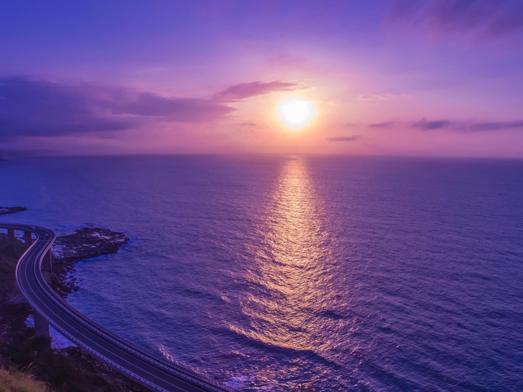 Дорога у моря на закате яркого летнего солнца