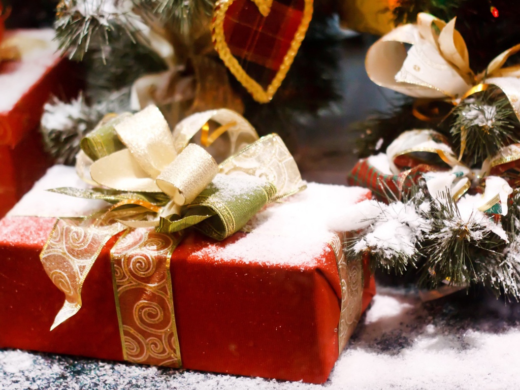 Подарки покрытые снегом на Новый год 2020 