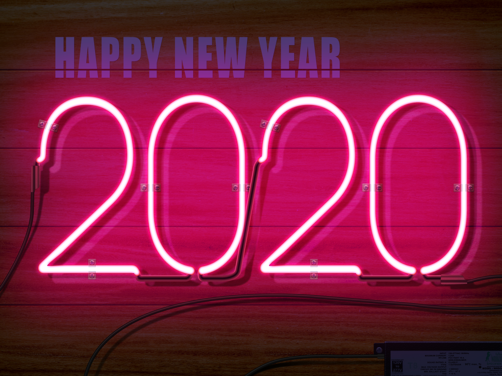 Надпись 2020 на деревянном фоне