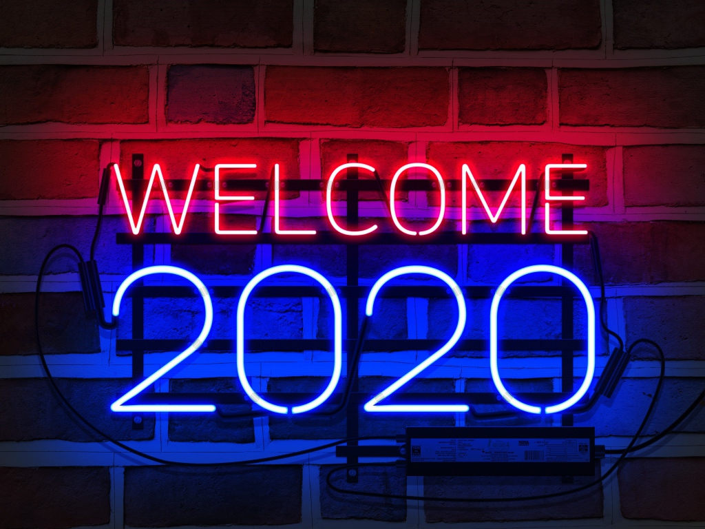 Неоновая надпись Welcome 2020 на стене