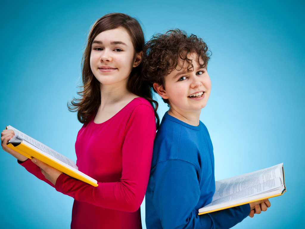 Мальчик и девочка с книгами на голубом фоне