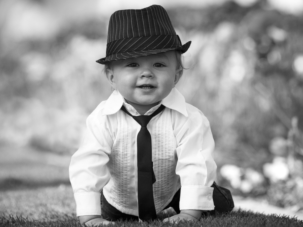 Маленький мальчик в шляпе черно -  белое фото 