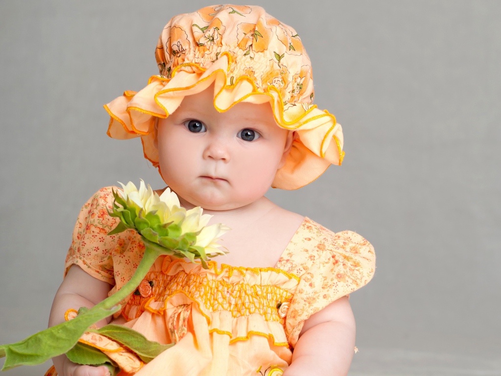 Маленькая девочка в красивом наряде с цветком