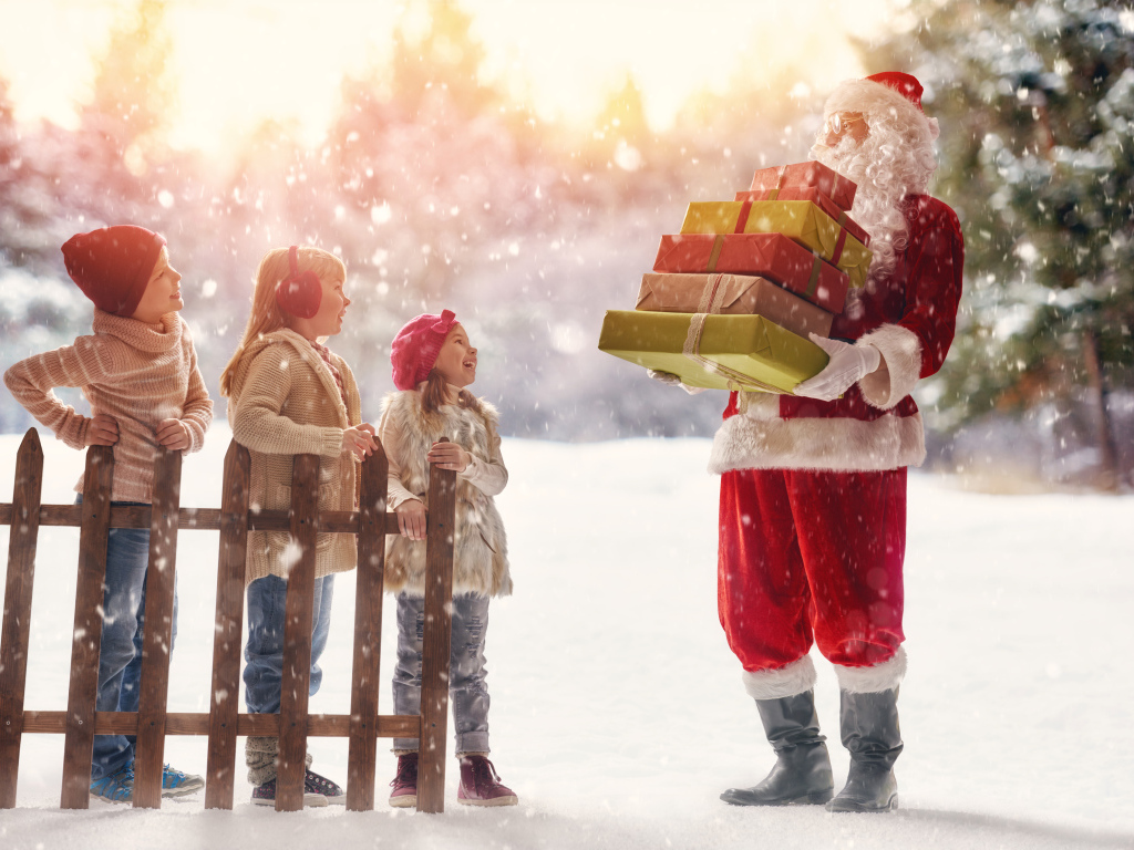 Санта Клаус принес подарки маленьким детям