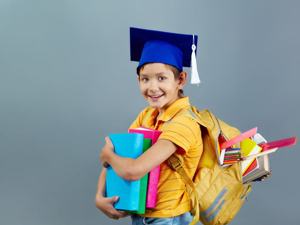 Умный мальчик школьник с рюкзаком  и учебниками