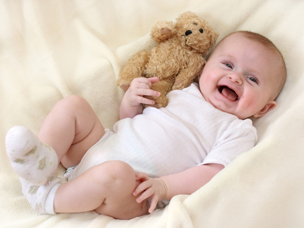 Улыбающийся малыш с медвежонком Тедди 