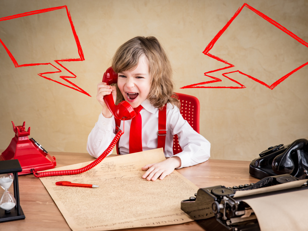 Девочка ведет переговоры по старому телефону