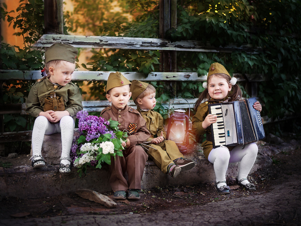 Маленькие дети в военной форме на 9 мая 