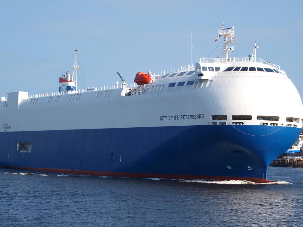 Теплоход-ролкер City of St. Petersburg  в море