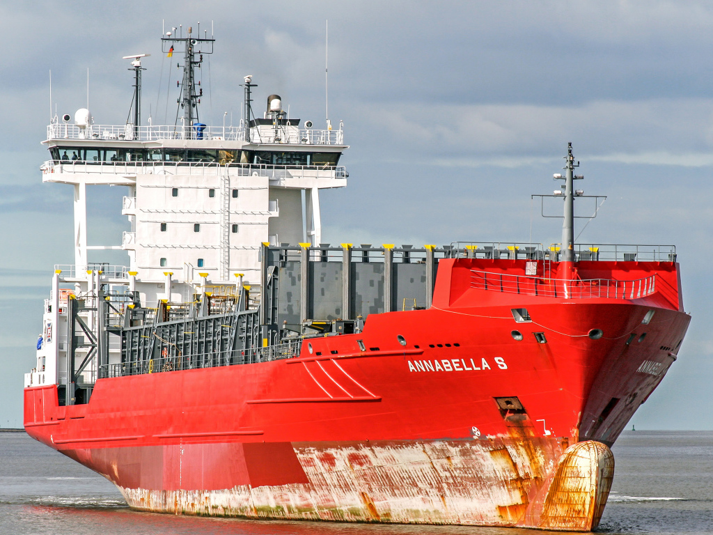 Большой красный контейнеровоз Annabella S на фоне