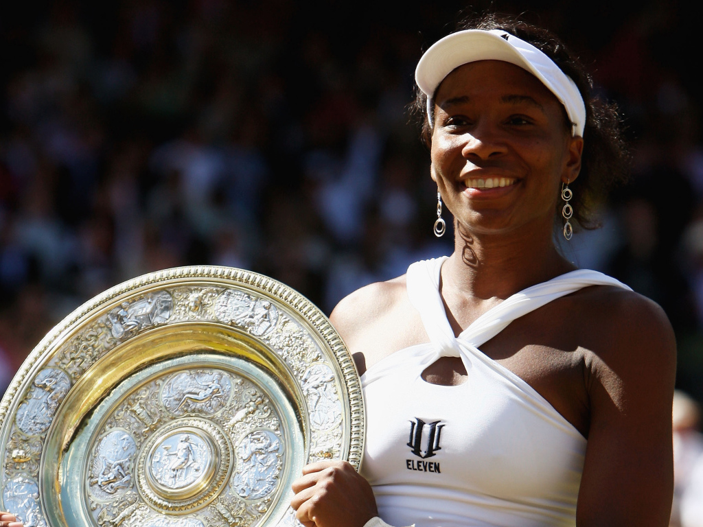 Американская теннисистка Винус Уильямс с наградой на корте