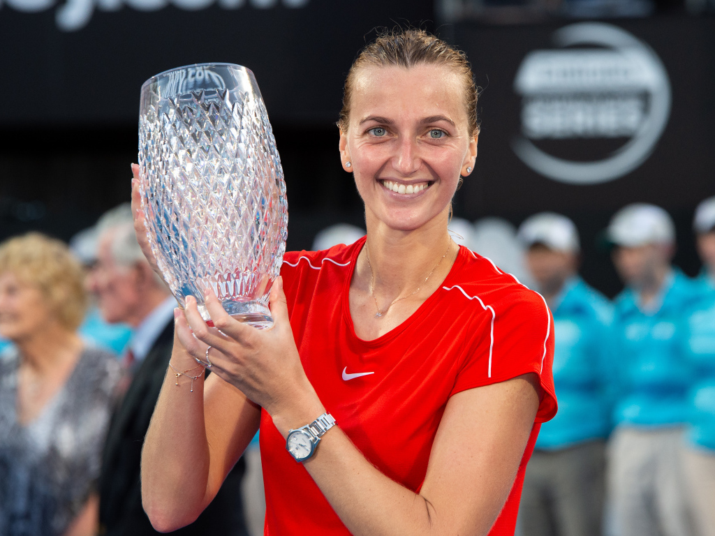 Чешская теннисистка Петра Квитова с кубком на корте