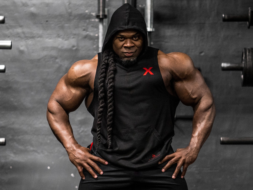 Профессиональный культурист Кай Грин в спортзале