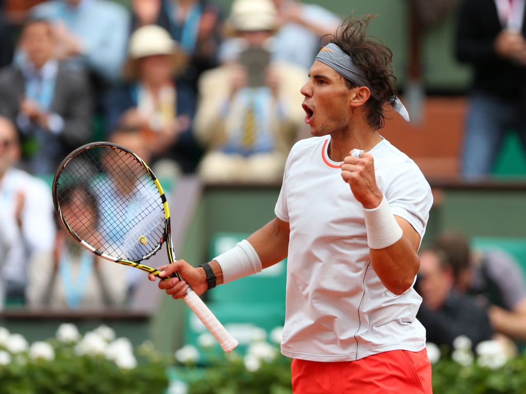 Испанский теннисист Рафаэль Надаль с ракеткой на корте