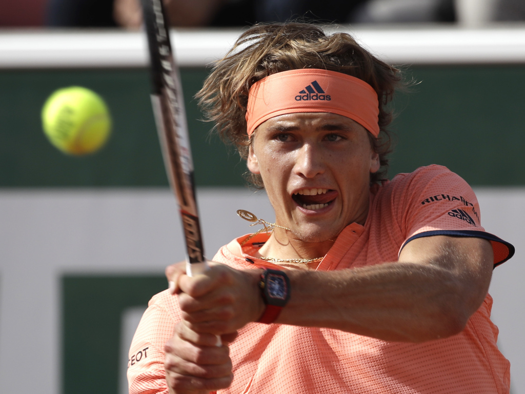 Теннисист Александр Зверев отбивает мяч ракеткой 