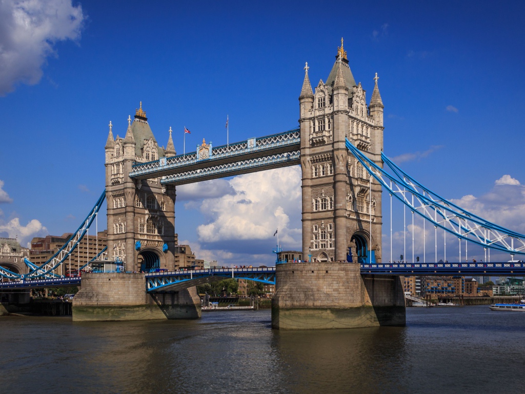 Красивый Тауэрский мост под голубым небом, Лондон. Великобритания