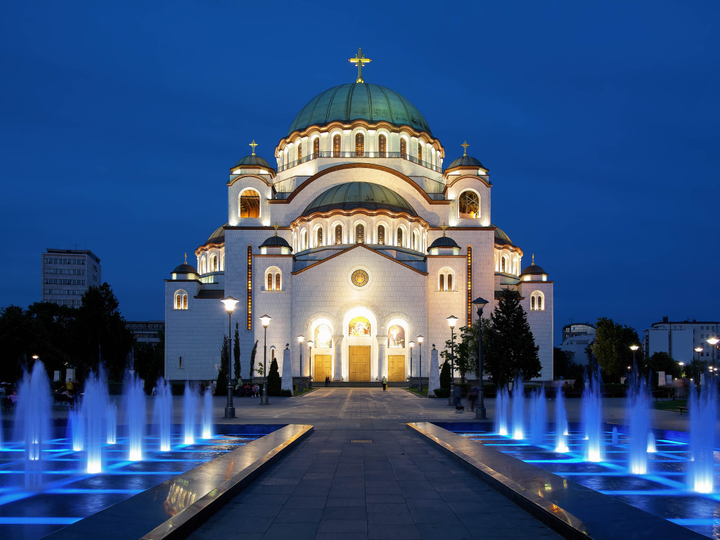 Фонтаны у храма Святого Саввы вечером, Белград. Сербия