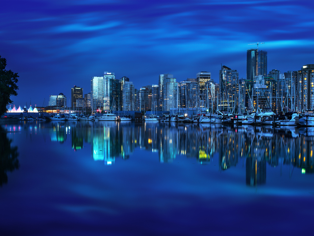 Ночные небоскребы Ванкувера отражаются в воде, Канада