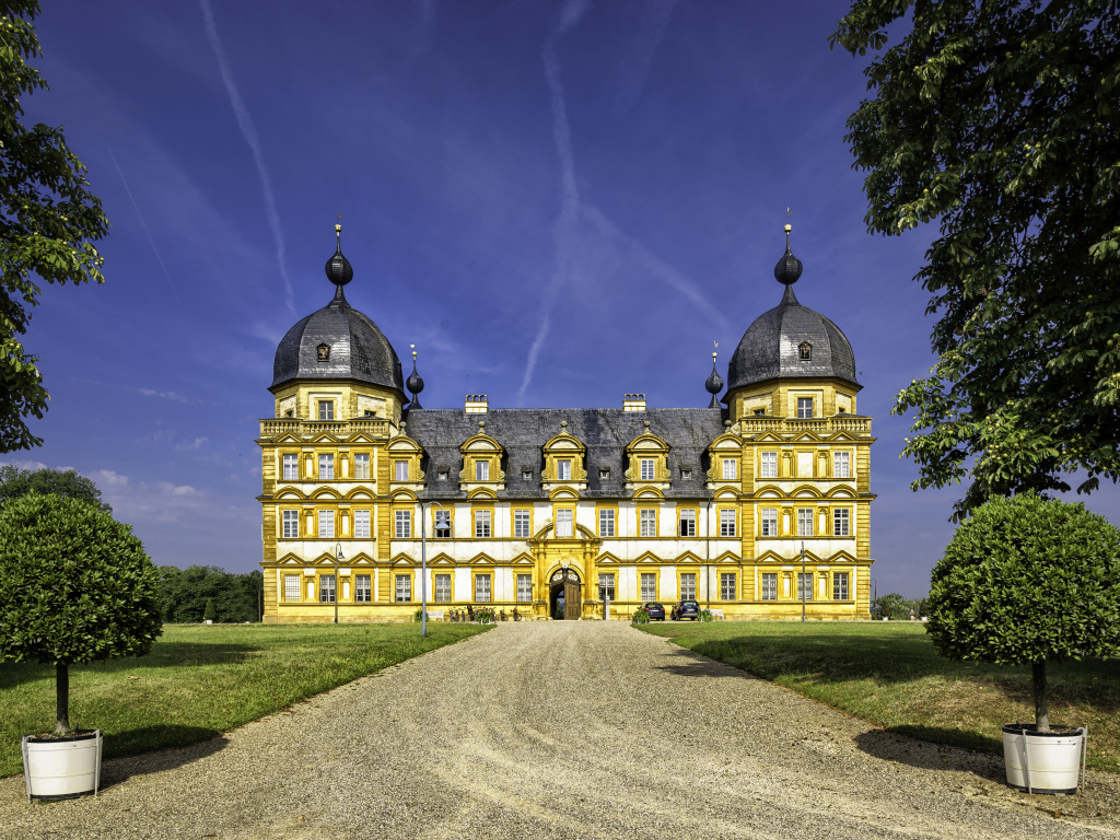 Замок Schloss Seehof под красивым голубым небом, Германия