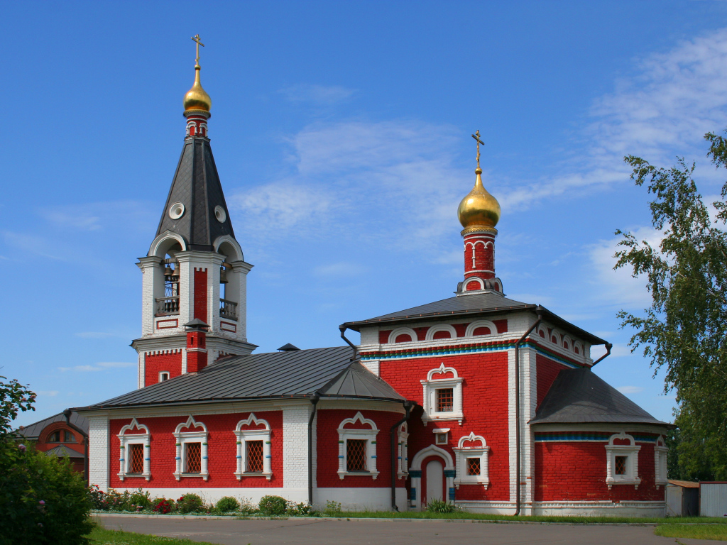 Красивый храм святителя Николая под голубым небом, город Сабуров. Россия