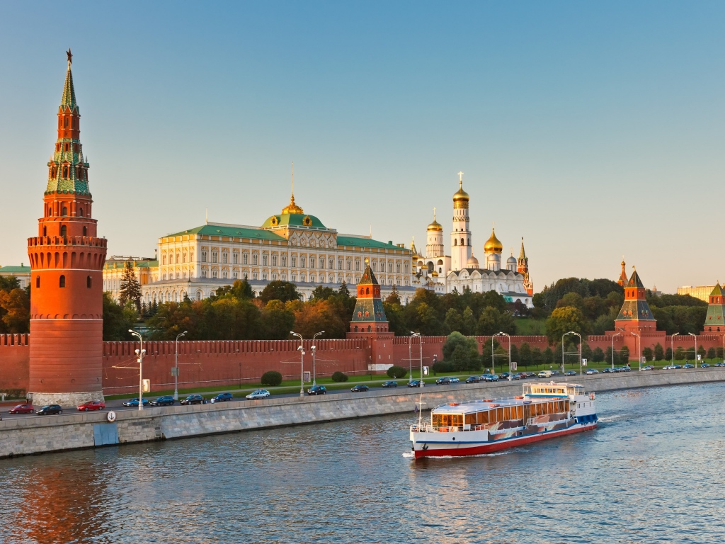 Красивый вид на Кремлевскую набережную,  Москва Россия