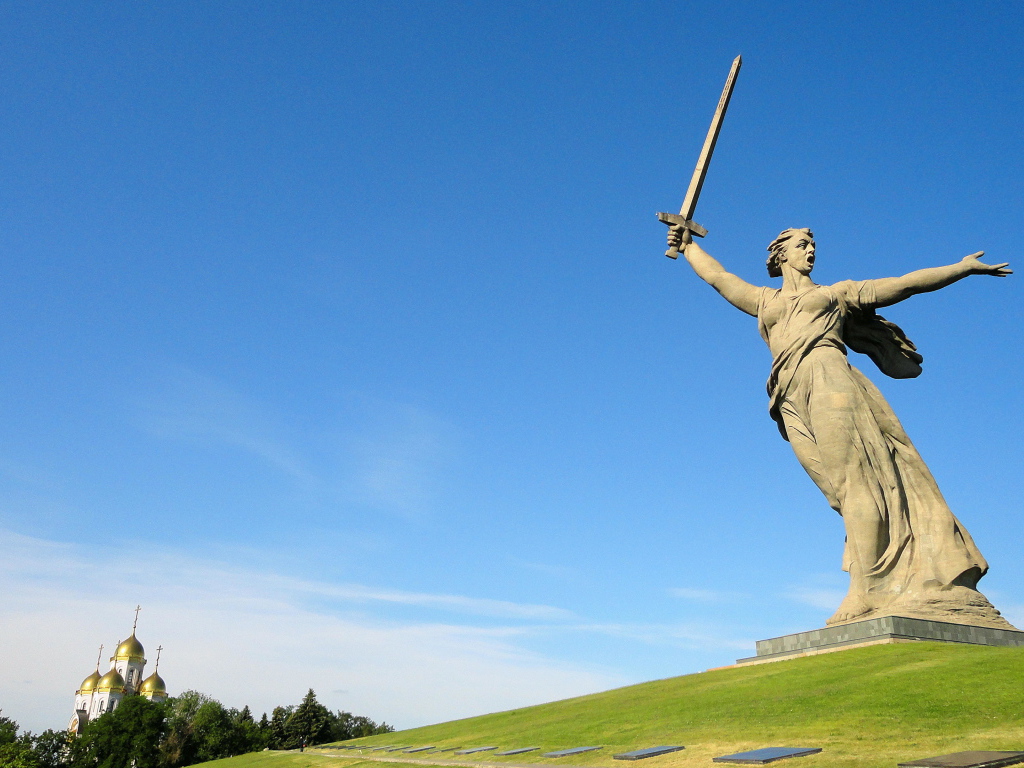 Памятник Родина мать под голубым небом, Мамаев курган, Волгоград. Россия