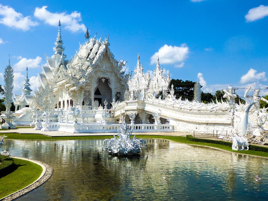 Красивый храм Ват Ронг Кхун под голубым небом летом ,Чианграй. Таиланд