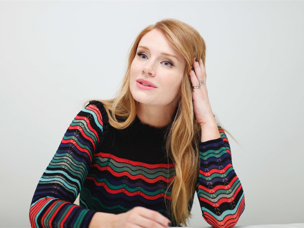 Актриса Брайс Даллас Ховард на сером фоне