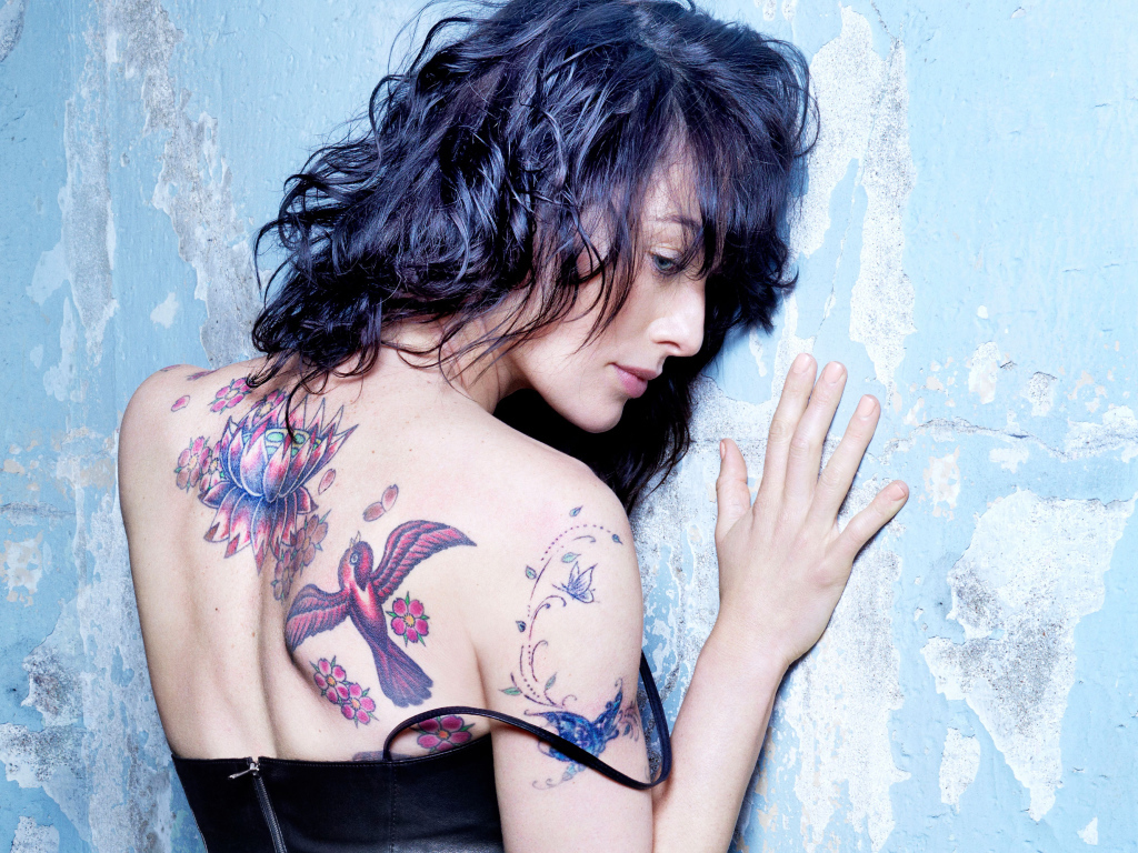 Актриса Лена Хиди с татуировками на теле у стены