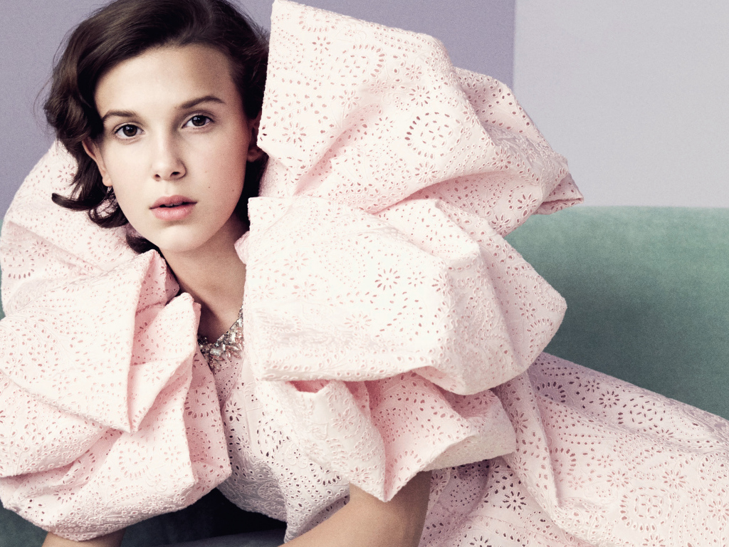 Актриса Милли Браун в розовом платье 