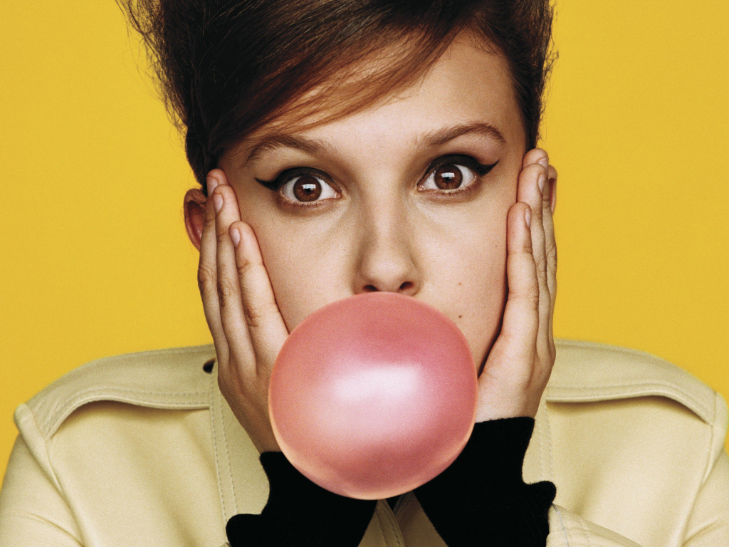 Актриса Милли Браун с жевательной резинкой во рту 