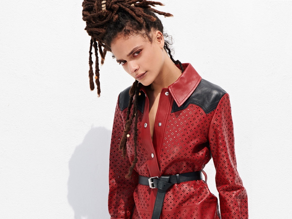 Актриса Саша Лейн на белом фоне