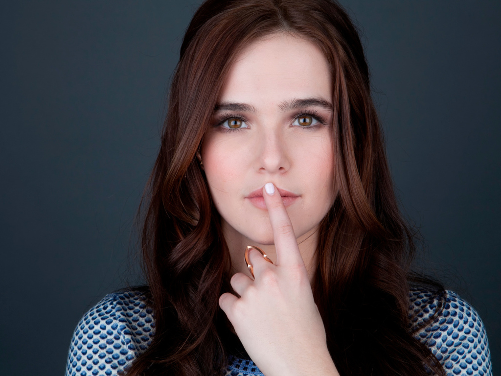 Актриса Зои Дойч с пальцем у рта