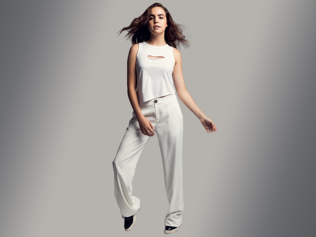 Американская актриса Бэйли Мэдисон в белом костюме на сером фоне