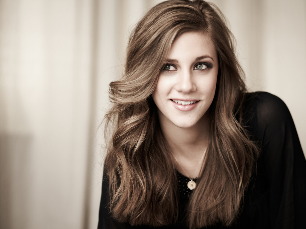 Американская актриса Лили Рейнхарт с милой улыбкой