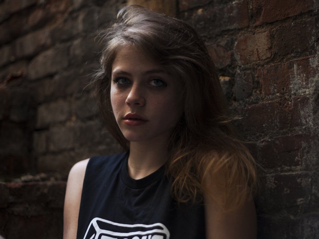 Американская актриса Оливия Луккарди у стены