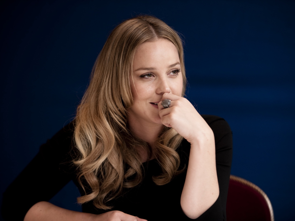 Австралийская актриса Эбби Корниш в черном платье