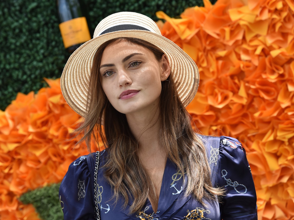 Австралийская актриса Фиби Тонкин в шляпе на фоне цветов