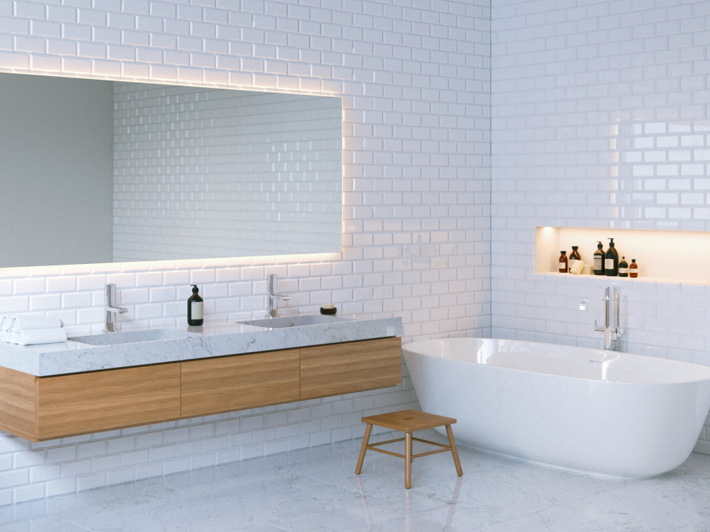 Ванная комната с белыми стенами и большим зеркалом 