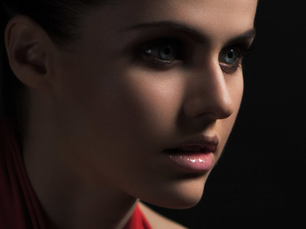 Красивая актриса Александра Даддарио лицо крупным планом