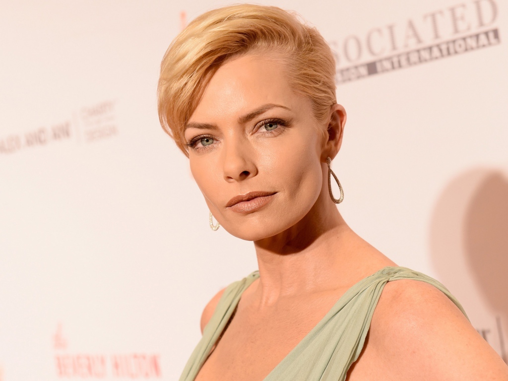 Красивая блондинка с короткой стрижкой, актриса Джейми Прессли