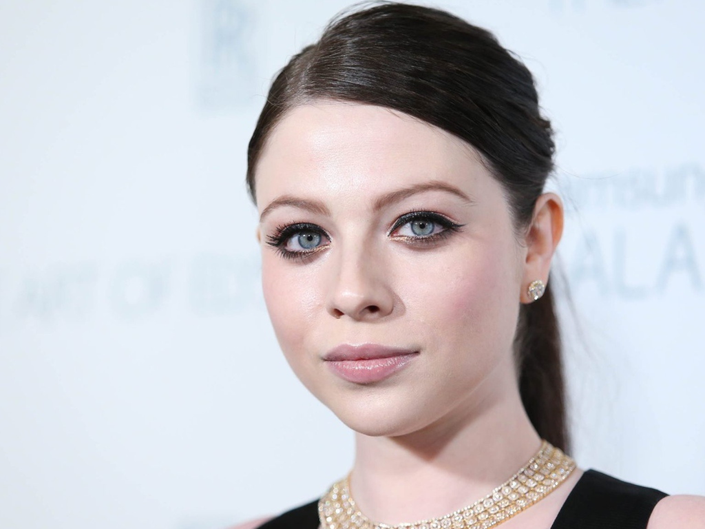 Красивая голубоглазая актриса Мишель Трахтенберг лицо крупным планом