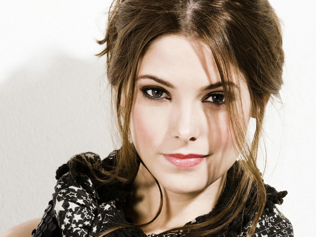 Красивая девушка, актриса Эшли Грин на белом фоне