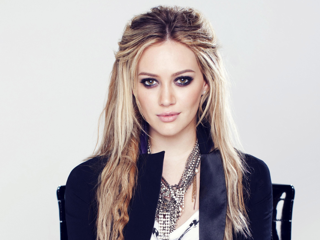 Красивая девушка, актриса Хилари Дафф с длинными волосами