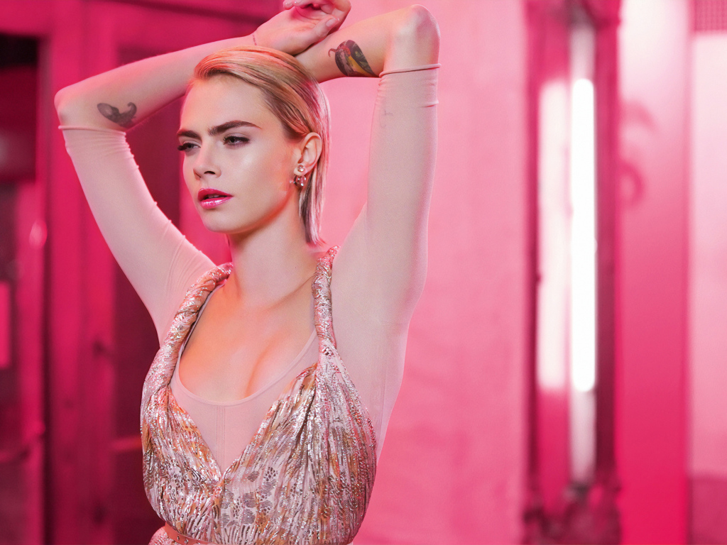 Красивая девушка актриса Кара Делевинь на розовом фоне