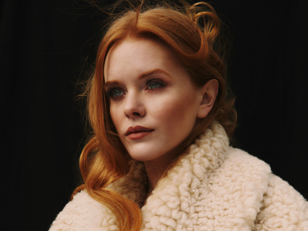 Красивая рыжеволосая девушка, актриса Эбигейл Коуэн