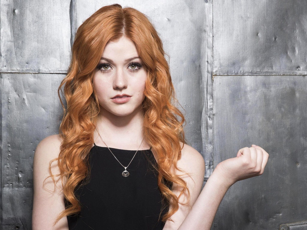 Красивая рыжеволосая девушка, актриса Кэтрин Макнамара на сером фоне